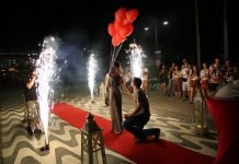 Kırmızı Halı Uçan Balonlar Kordonda Evlenme Teklifi Organizasyonu