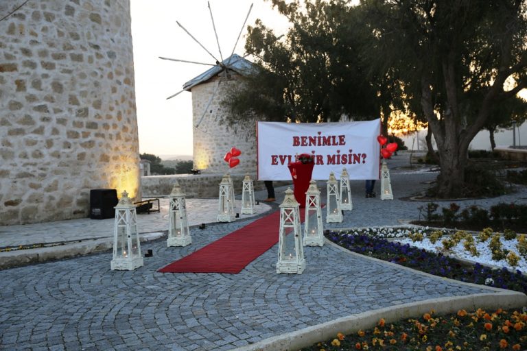 İzmir Organizasyon Kırmızı Halı Denizci Fenerleri Evlilik Teklifi Organizasyonu